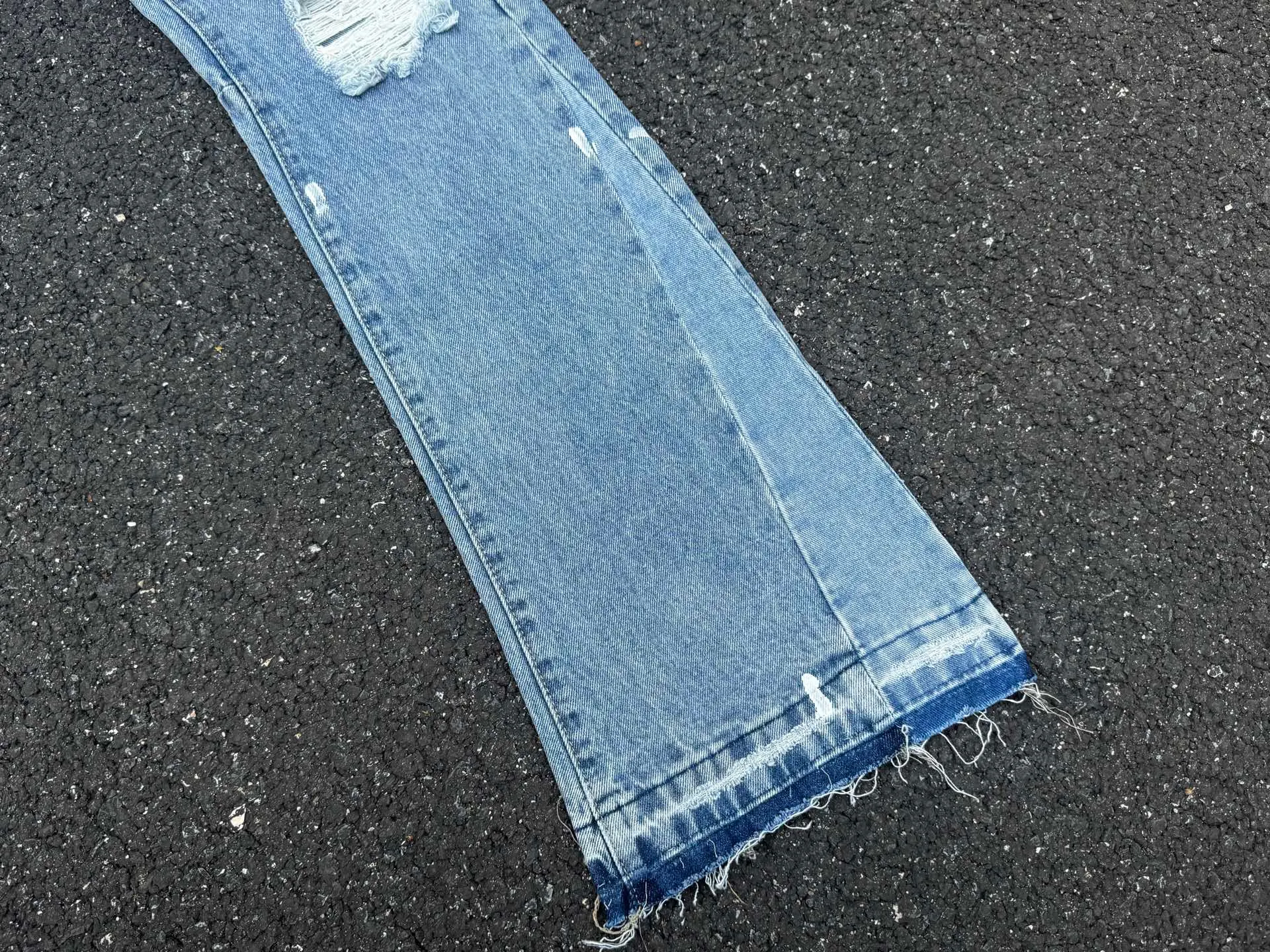 P250💰G70 GALLERY DEPT. Denim bell-bottoms with holes and random threads connected to washed and distressed spliced ​​jeans. GALLERY is attracted by these bell-bottoms. Whether it is a reset of Carhartt or Levis, it has created a strong brand style. Since these pants are modified from rare vintage, the production capacity is limited. Therefore, after many icons wore them, these pants were once hard to find. Later, perhaps due to the improvement of GD's business in the past two years and the expansion of production lines, the brand itself lowered the price, so I can't wait any longer for these pants this year and will definitely buy them. During the process of the denim washing plant, the owner of the washing plant helped introduce a boss who had worked for Levi's foundry and started his own business. This also paved the way for the following styles. Therefore, Levi's remodeled single product for the base plate is really familiar. Whether it is the fabrics supplied or the lathes used in production, there is nothing to choose from. -Color: blue -Size: S-XXL (corresponding to 28-36)